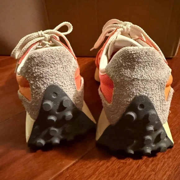 New Balance 327 Orange and White fashion sneakers - Picture 4 of 9